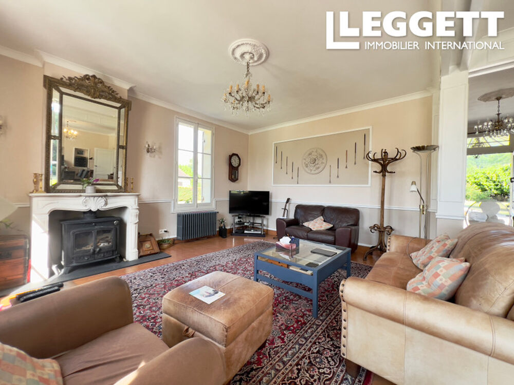 Belle maison de 4 chambres avec piscine, plus d'1 ha et accès Dordogne, à pied des commerces