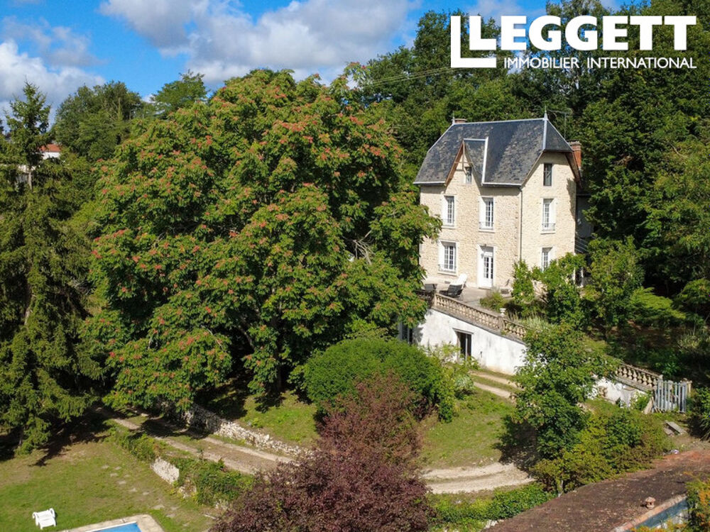 Demeure de caractère avec parc arboré, 2 gites et une piscine à Civray