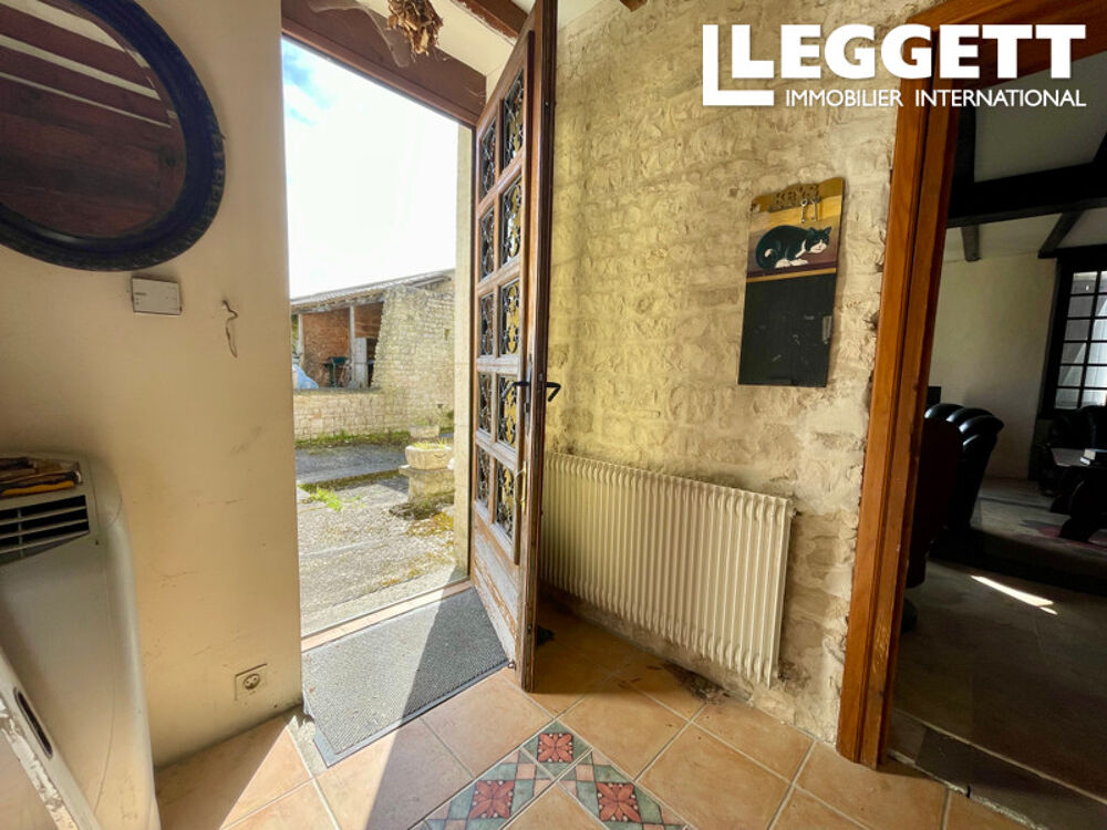 Vente Maison Une propriété en pierre, avec quatre chambres, un jardin et un terrain attenant. Vouharte
