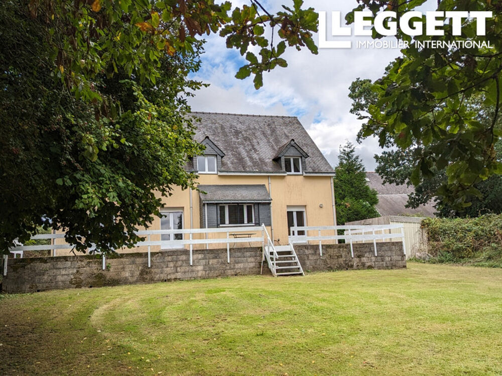 Une grande propriété de 5 chambres dans un village avec un double garage et 3 246 m² de terrain.