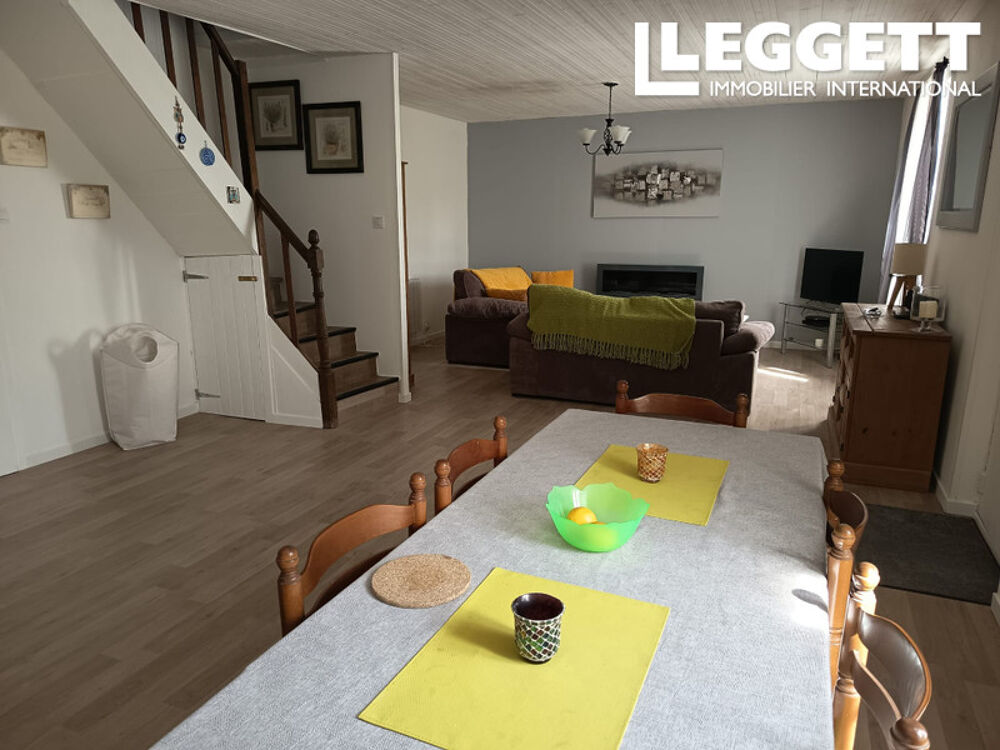 Un cottage récemment rénové se trouve dans un endroit calme et offre de belles vues sur la campagne.