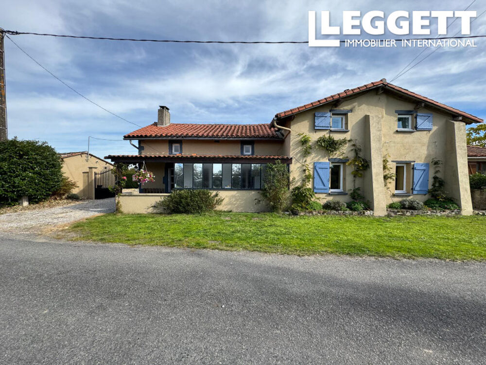Vente Maison Ce complexe résidentiel élégant est à vendre, alliant confort, espace et extérieur. UNE OPPORTUNITÉ UNIQUE!! Manot