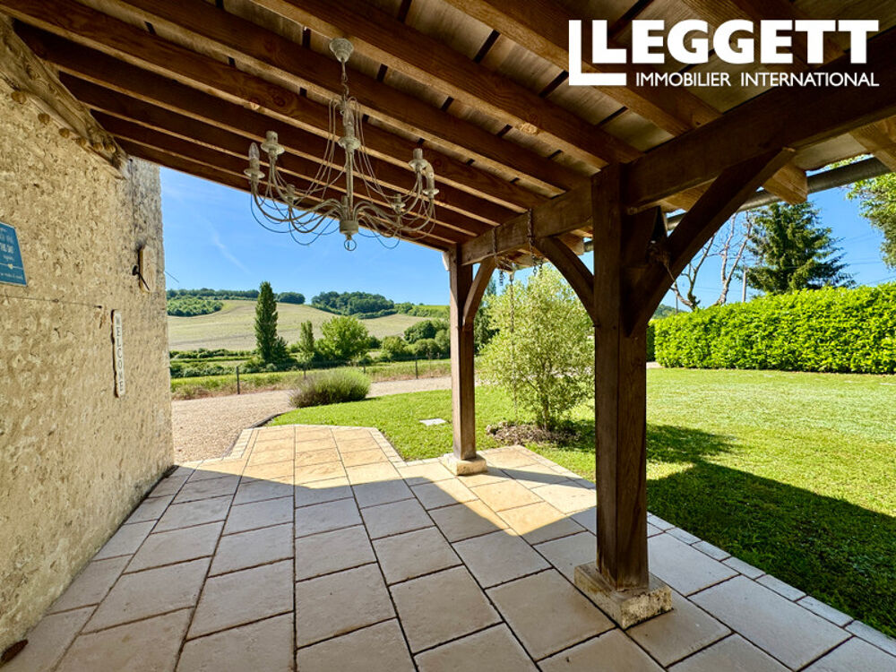 Charmante maison en pierre, grange, jardin, cadre calme avec de belles vues sur la campagne environnante.
