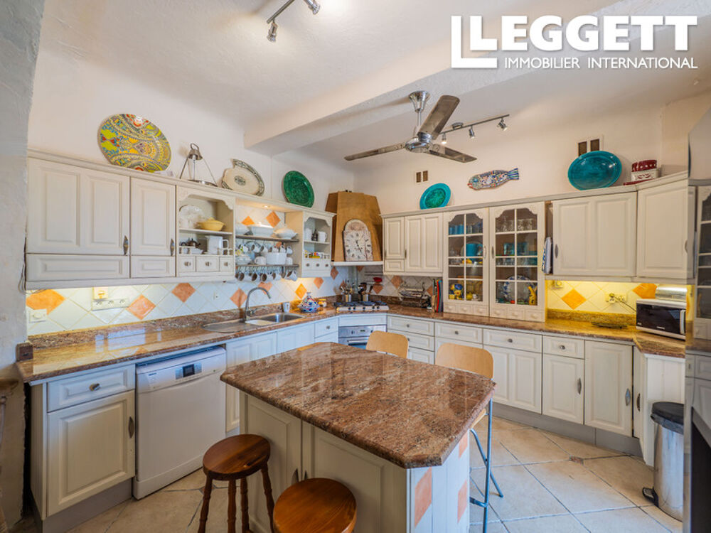 Vente Maison À Correns ? Élégante Demeure de 247m2, 4 chambres, 2135 m2 de terrain, cuisine d'été et piscine Correns
