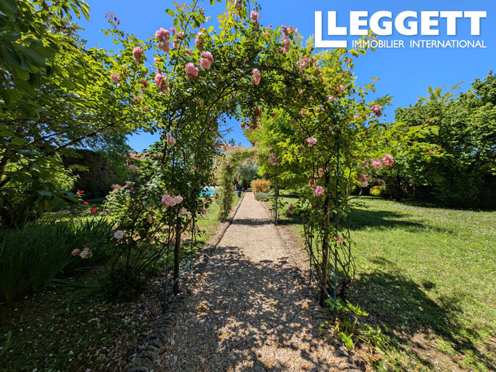 Maison de caractère avec maison d?amis, piscine et jardin arboré au c?ur de Barbezieux en Charente