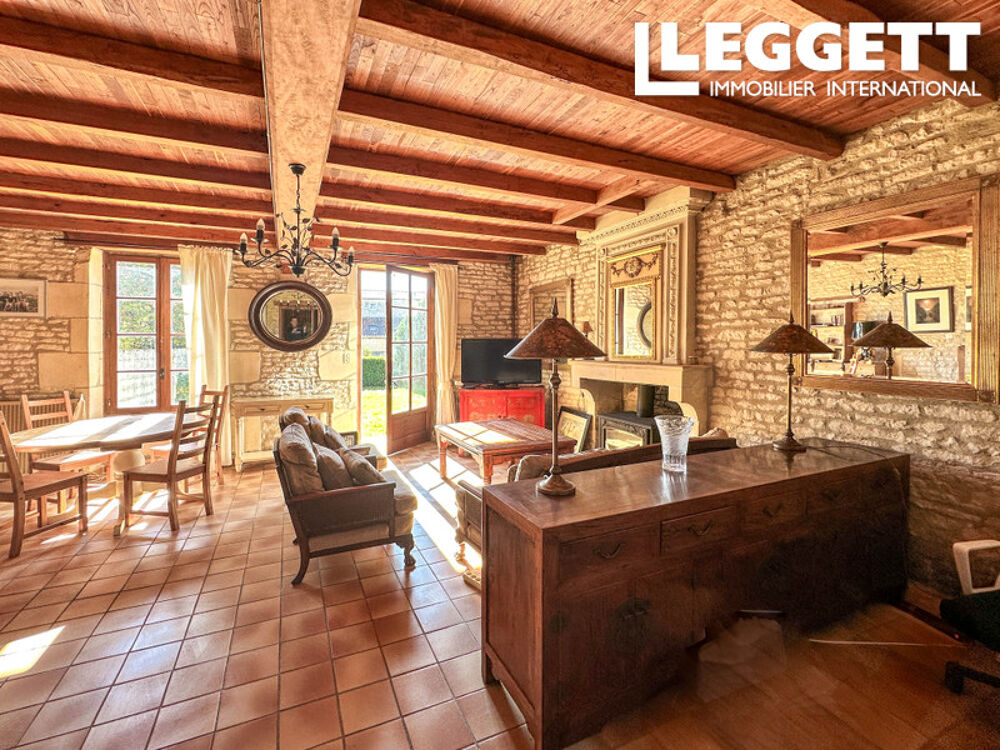 Vente Maison Maison avec 2 chambres plus un appartement indépendant , jardin et piscine . Proche de Matha . Gibourne