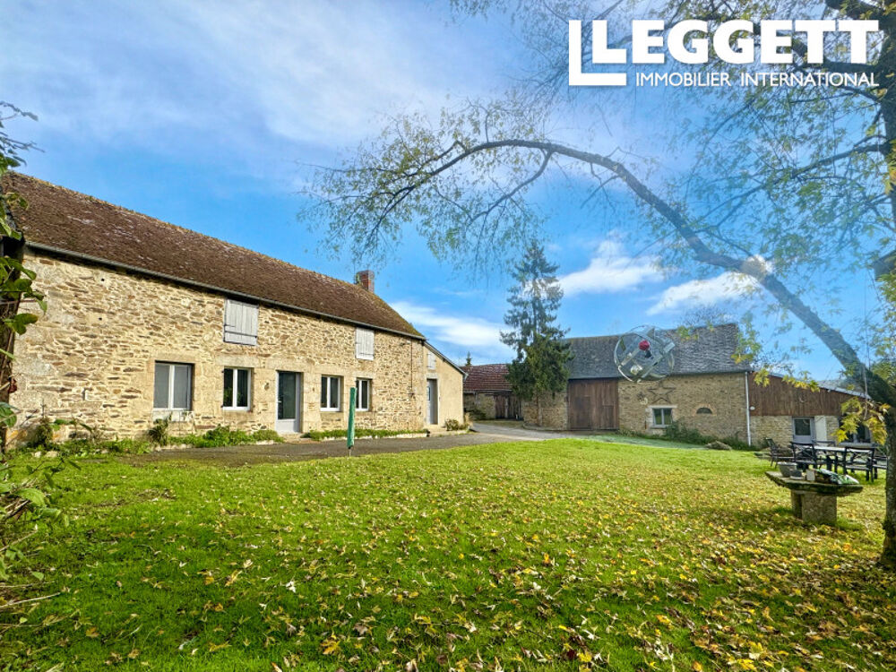Deux maisons, étang et dépendances sur 1,5 ha.