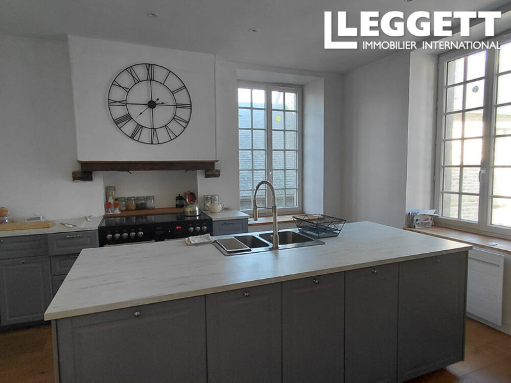 Maison de caractère de 4 chambres, beaux volumes, jardin, grand grenier et sous-sol complet au c?ur du village