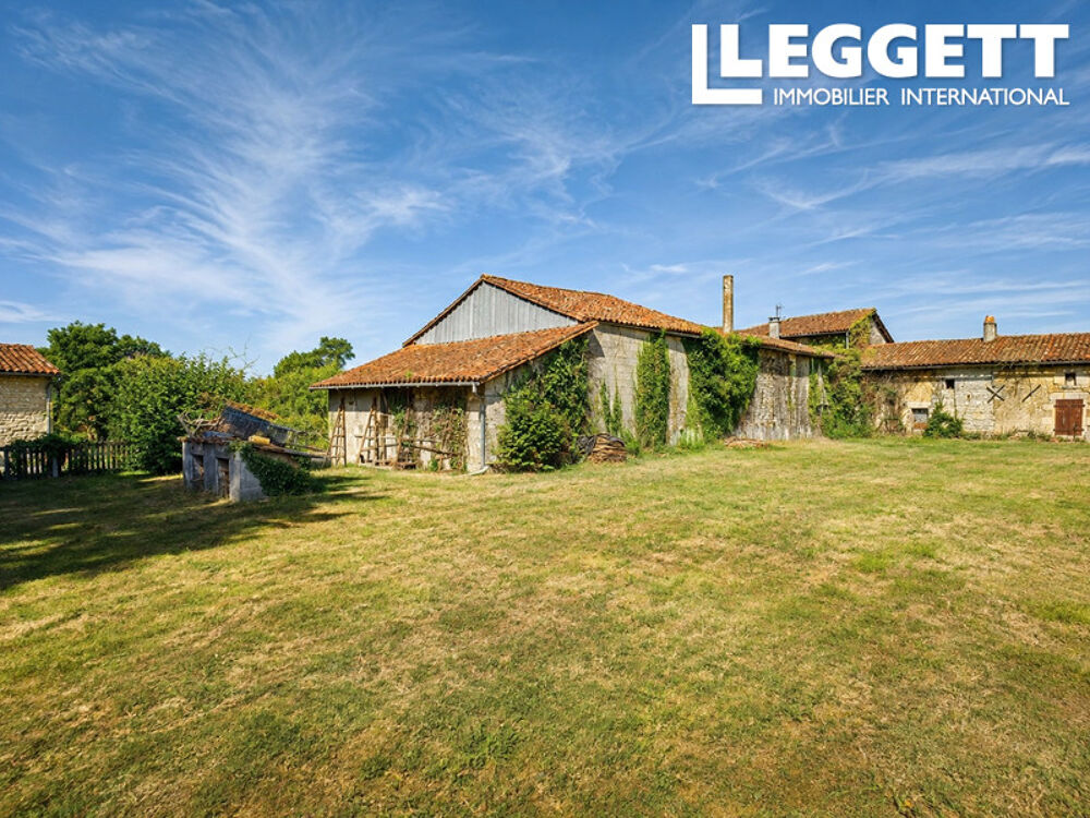Maison d'habitation de 3 chambres et dépendances à renover à Chassiecq