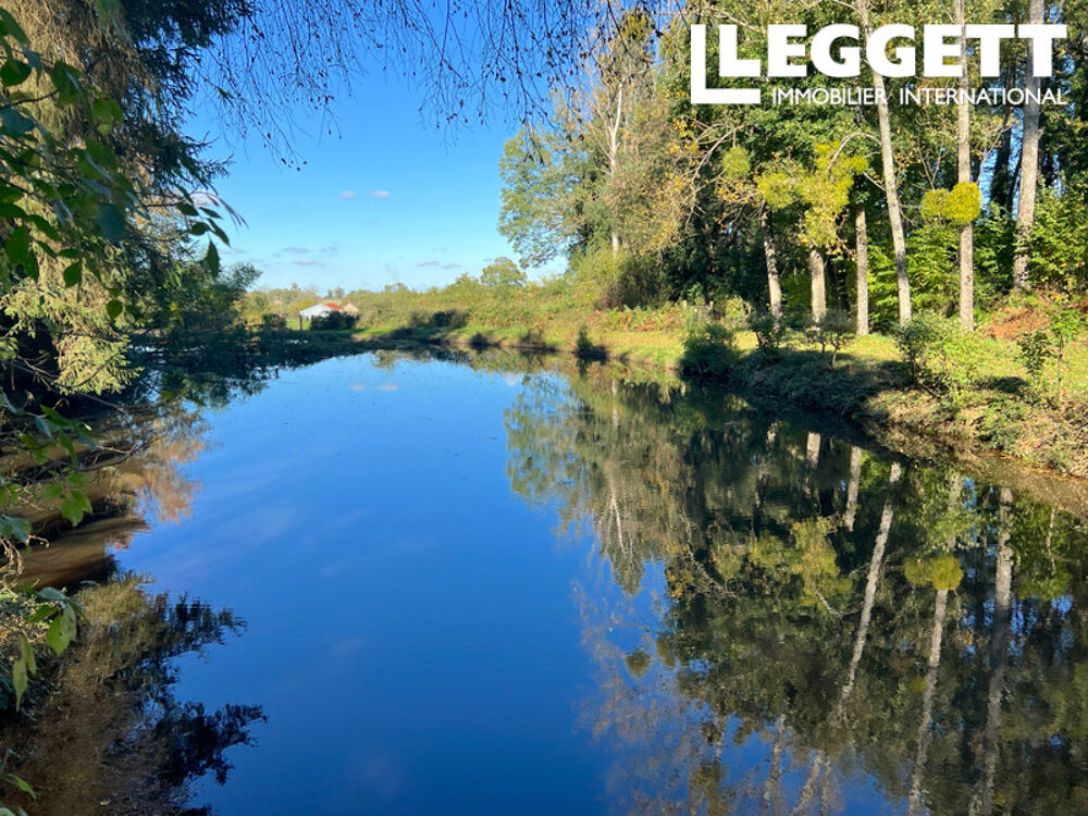 Propriété de Grande Qualité, avec lac privé 4 chambres, grands espaces de vie, Terrain, Dépendances.