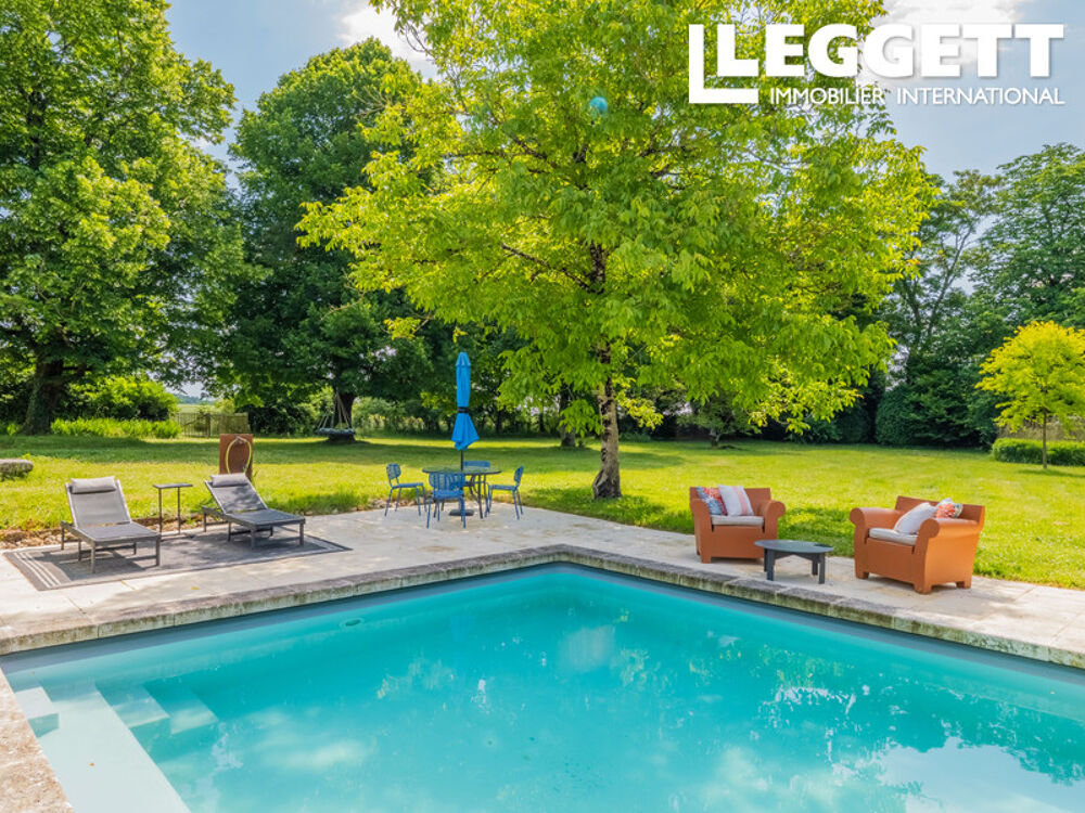 Maison de luxe récemment rénovée avec dépendances, piscine chauffée et grand jardin paysager, cour exposée Sud