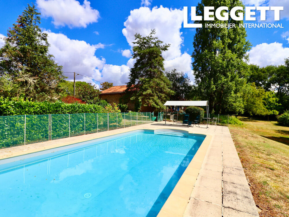 Belle maison de 4 chambres, grand jardin et piscine; située dans un hameau calme; belle vue; proche commerces.