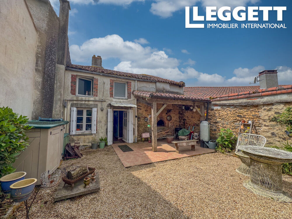 Charmante maison de village mitoyenne, 2 chambres, proche L?Absie ? Parfait pied-à-terre avec cour et jardin