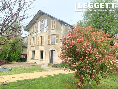 Mirebeau - Maison de caractère de 5 chambres avec dépendances, garage, abri de voiture et jardin 266430 Mirebeau (86110)