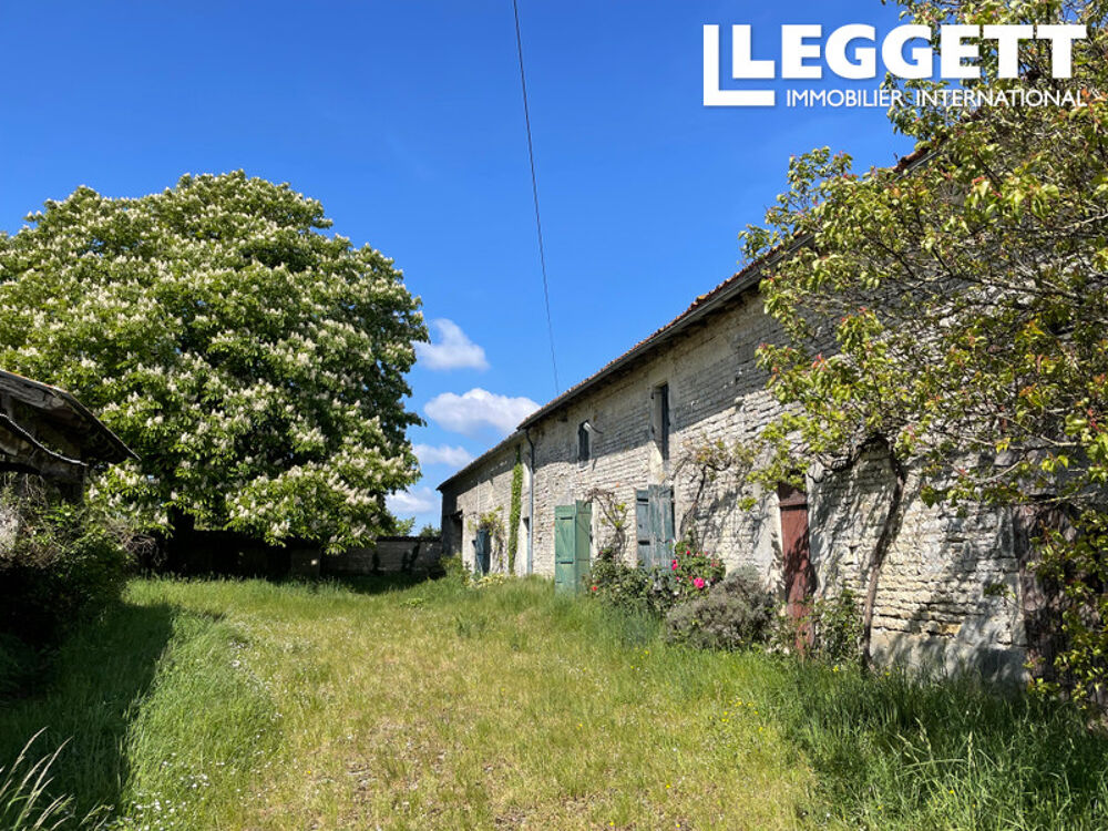Vente Maison Charmante ferme avec jardin, dépendances et cadre champêtre, offrant un excellent potentiel de rénovation Chef-boutonne