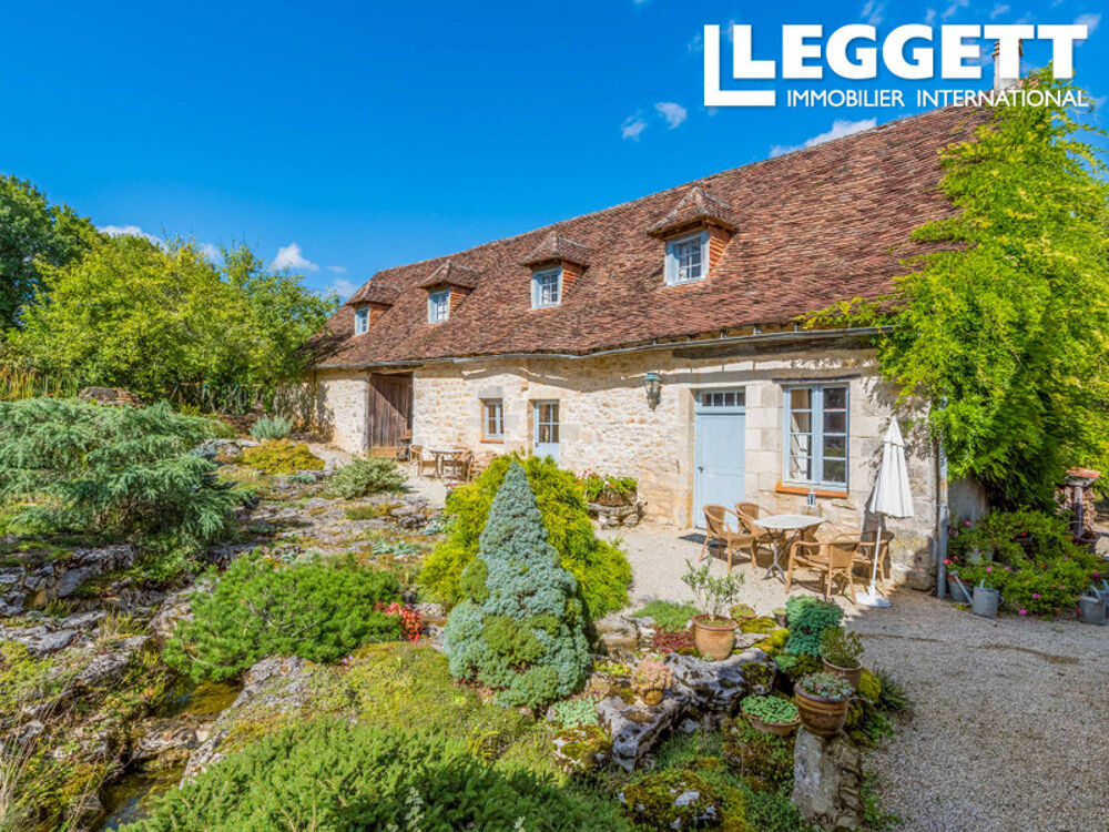 Maison médiévale avec deux gîtes, une grange, une piscine et 5,6 hectares. Situation isolée - Périgord Vert