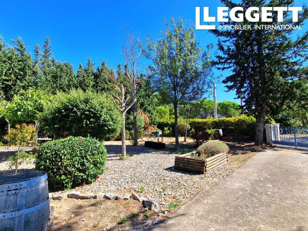 Spacieuse villa de quatre chambres située dans un cadre enchanteur, avec de charmants jardins et piscine