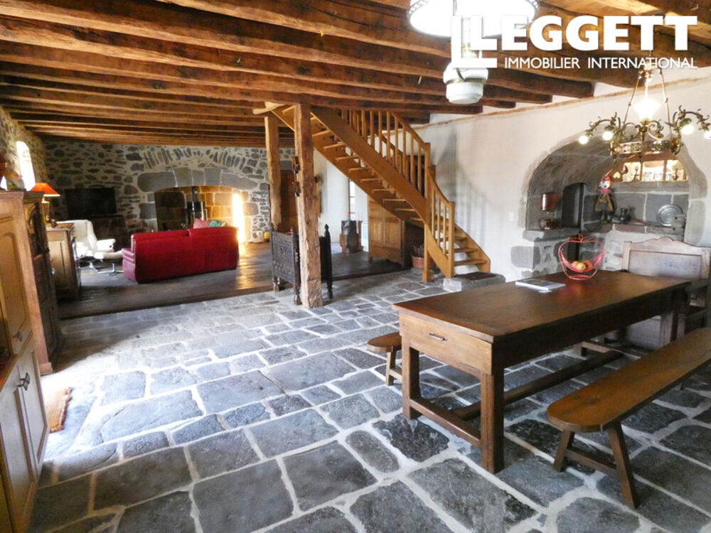 Remarquable propriété en pierre rénovée avec goût. Grange aménagée, jardin, puits, garage, terrasses, calme !