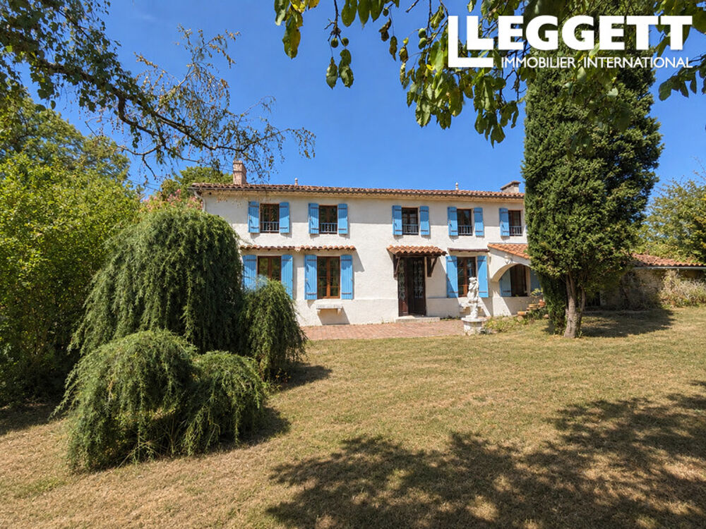 Spacieuse maison de 3 chambres avec garage, située dans un cadre paisible et grand jardin privé