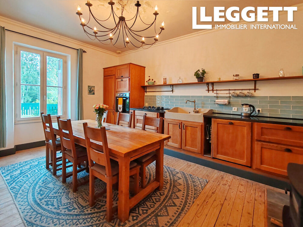 Belle maison de maître avec jardin et dépendances dans village offrant tous services près de Châtellerault