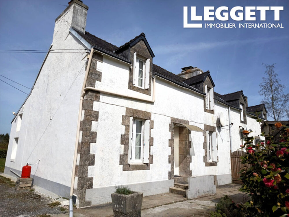 Un cottage récemment rénové se trouve dans un endroit calme et offre de belles vues sur la campagne.