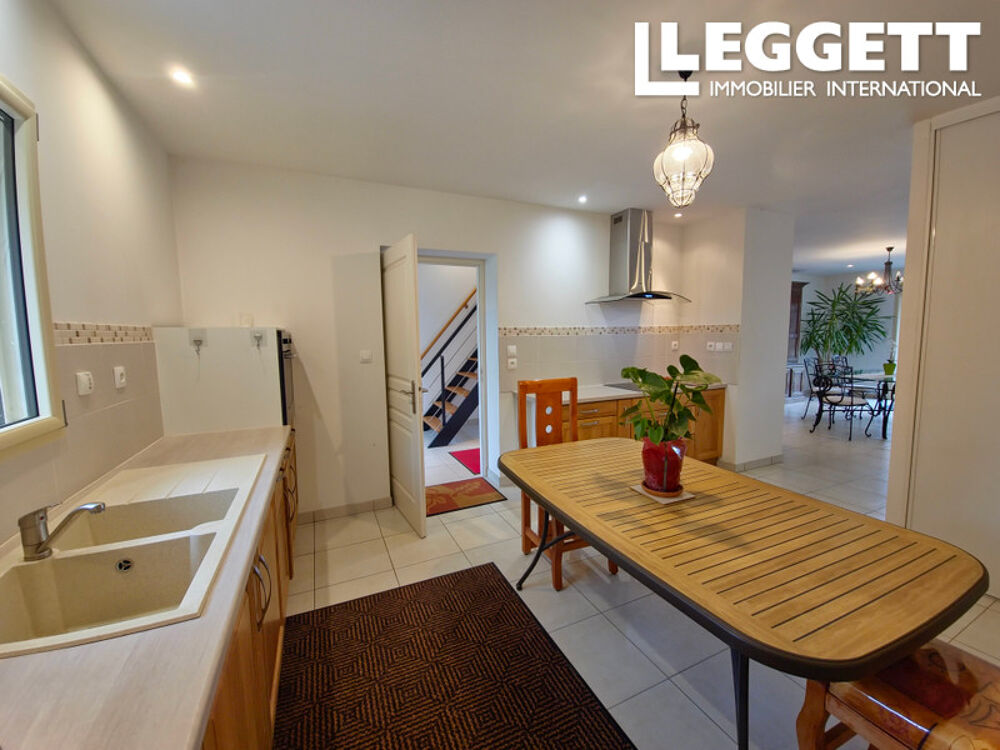 Vente Maison Propriété 265 m², 5 chambres, terrain clos de plus de 3ha, dépendances, DPE C, puits et petit étang. Pamplie