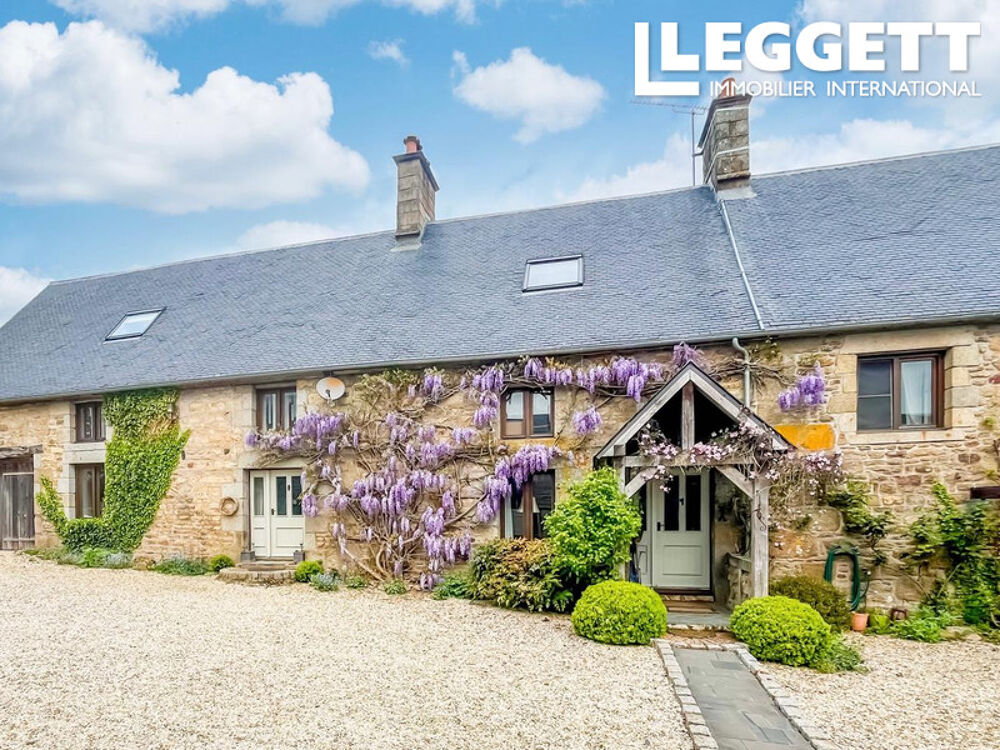 Maison en pierre du 18e siècle avec toit en ardoise, belles boiseries et magnifiques jardins.
