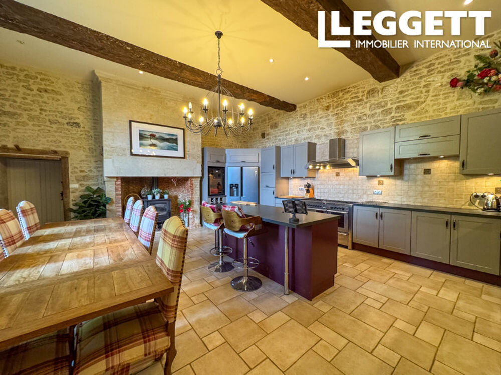 Vente Propriété/Château Château rural du XIe siècle, chargé d?histoire, doté d?excellentes installations équestres et implanté sur 4 h Saint-hilaire-des-loges
