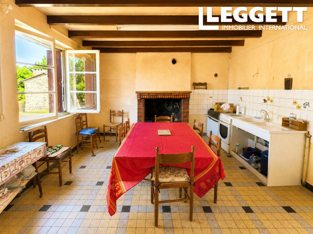 Maison d'habitation de 3 chambres et dépendances à renover à Chassiecq