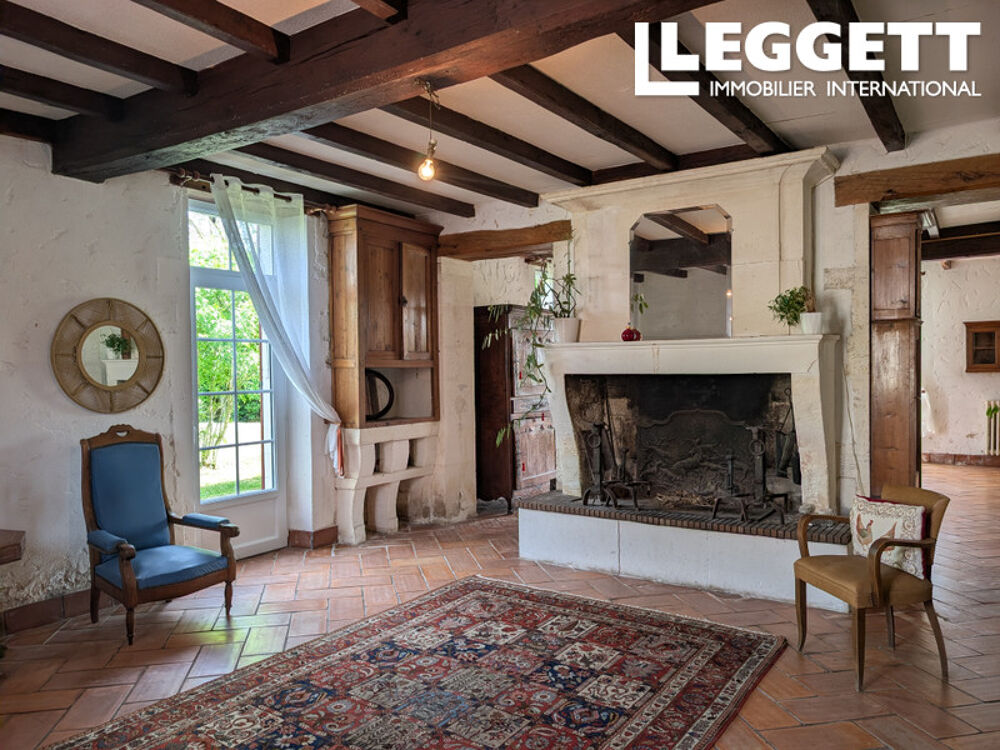 Vente Maison Domaine charentais privé sans voisins avec pigeonnier, cour intérieure, dépendances à 7 min de Barbezieux CondÉon