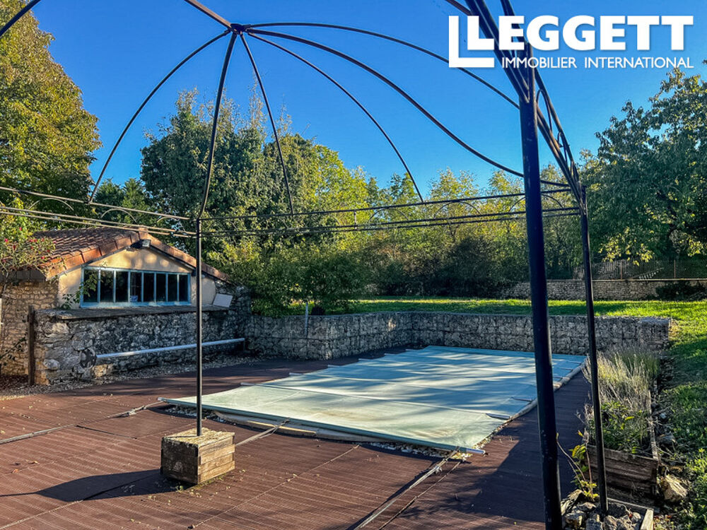Vente Maison Charmante maison en pierre. 5 chambres. Piscine chauffée . Jardin clos. Garage. Vie de plain pied possible. Saint-front