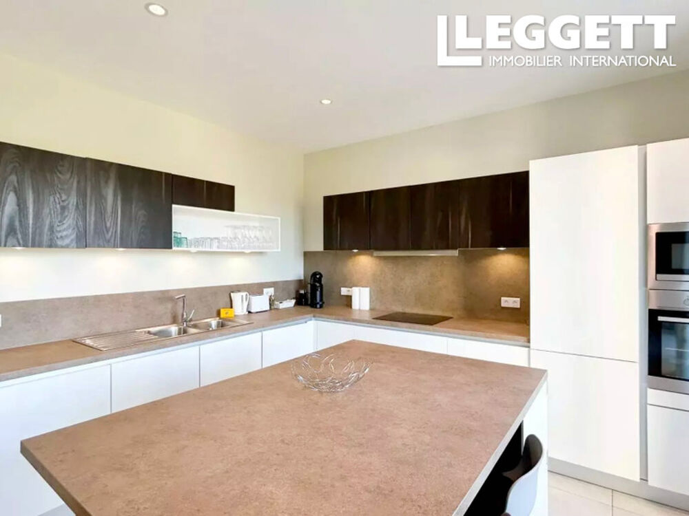 Cannes Croisette, élégant appartement de 125m2 avec terrasse et face à la Méditerranée.
