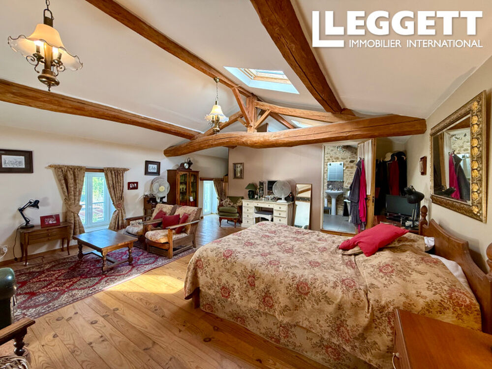 Vente Maison Maison en pierre de 230 m² avec grande piscine 5 chambres dont 1 de plain pied et 4 parentales, terrain clos. Pas-de-jeu
