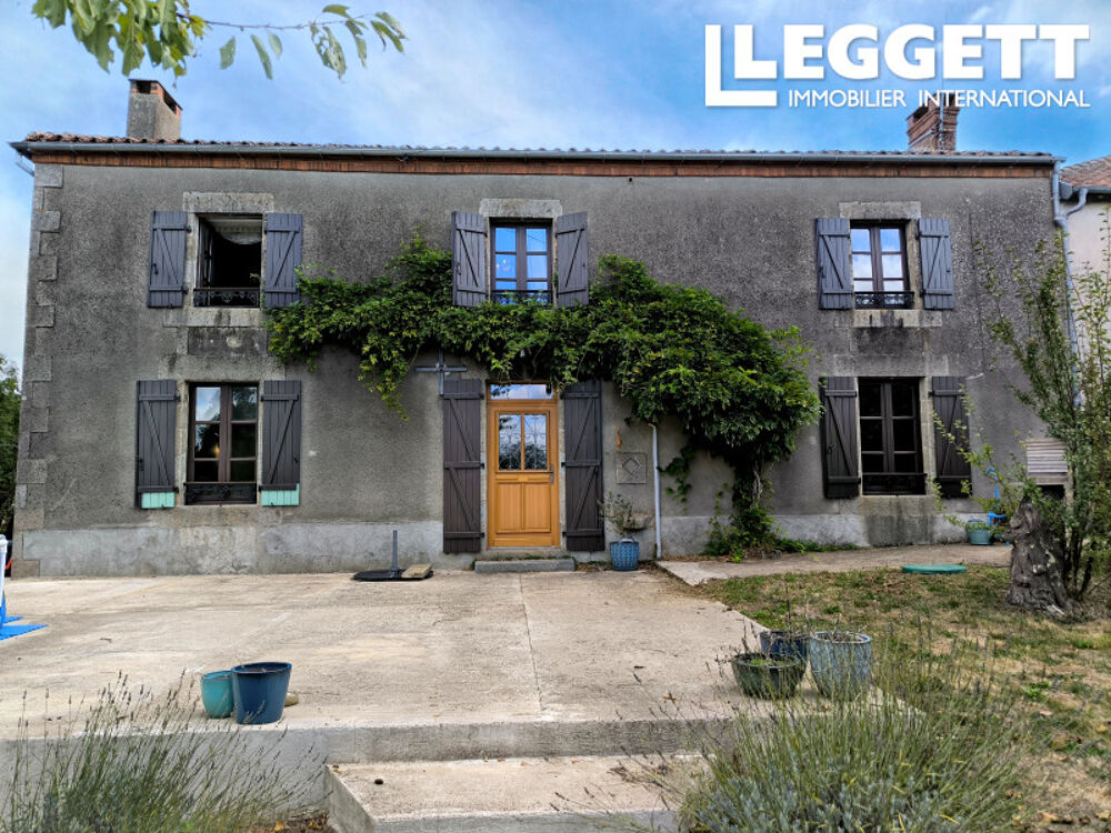 Une magnifique ferme traditionnelle française située dans un hameau tranquille - prêt à être habité