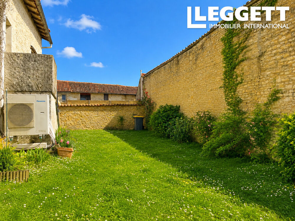 Vente Maison PRIX À DISCUTER !<br />Propriété avec trois chambres, grange, stockage et grand garage, cours. Besse, Charente BessÉ
