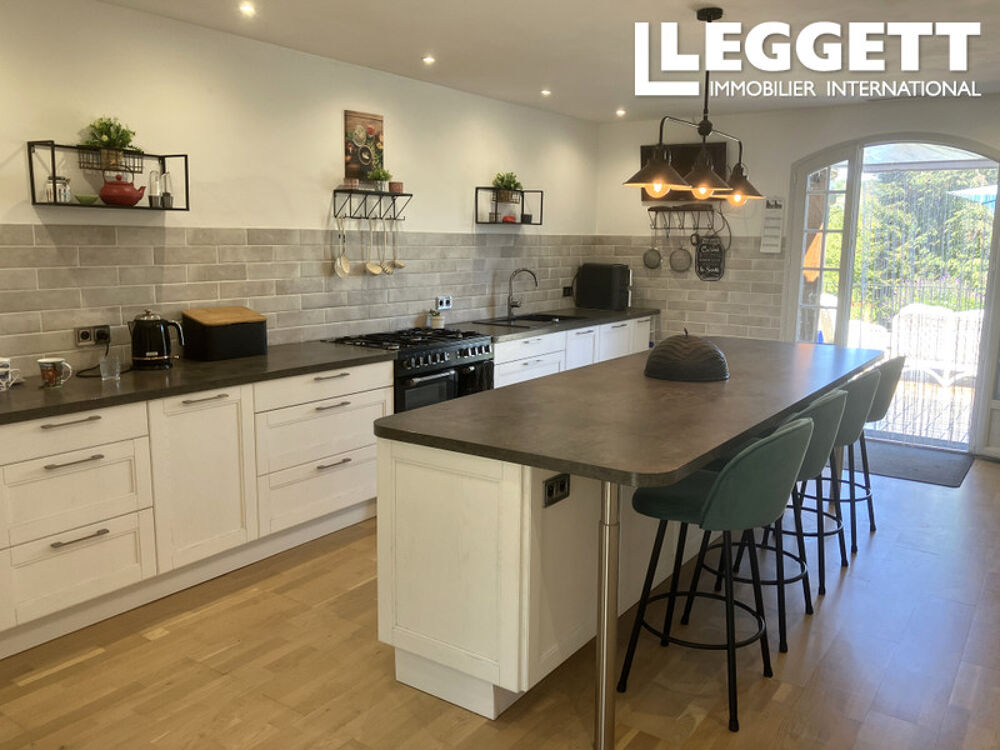 Vente Maison Superbe propriété au bord de la rivière avec piscine, studio, 3 garages et terrain, à proximité du commerces Availles-limouzine