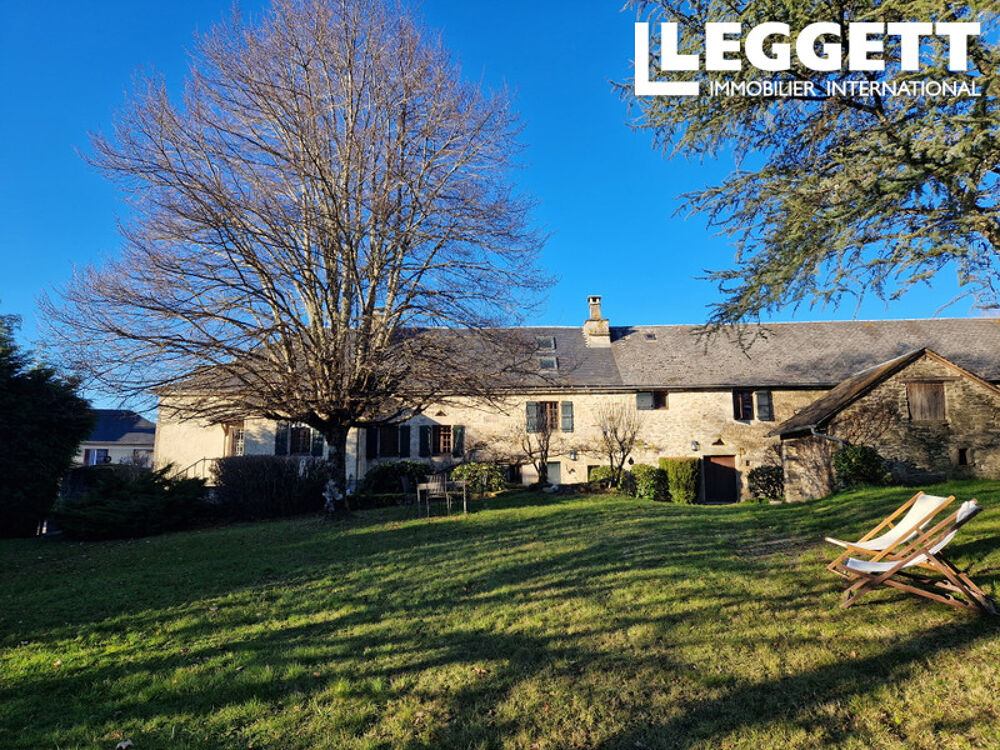 Belle maison+granges attenantes+parc-jardin de 8000M2 au c?ur d'un charmant village, proche des Monédières!