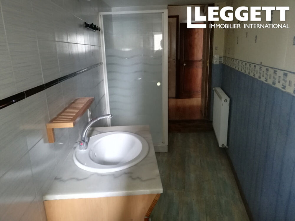 Vente Maison Propriété de village de 3 / 4 chambres à coucher avec un grand espace commercial de 83m2 et un appartement Val-d'oire-et-gartempe