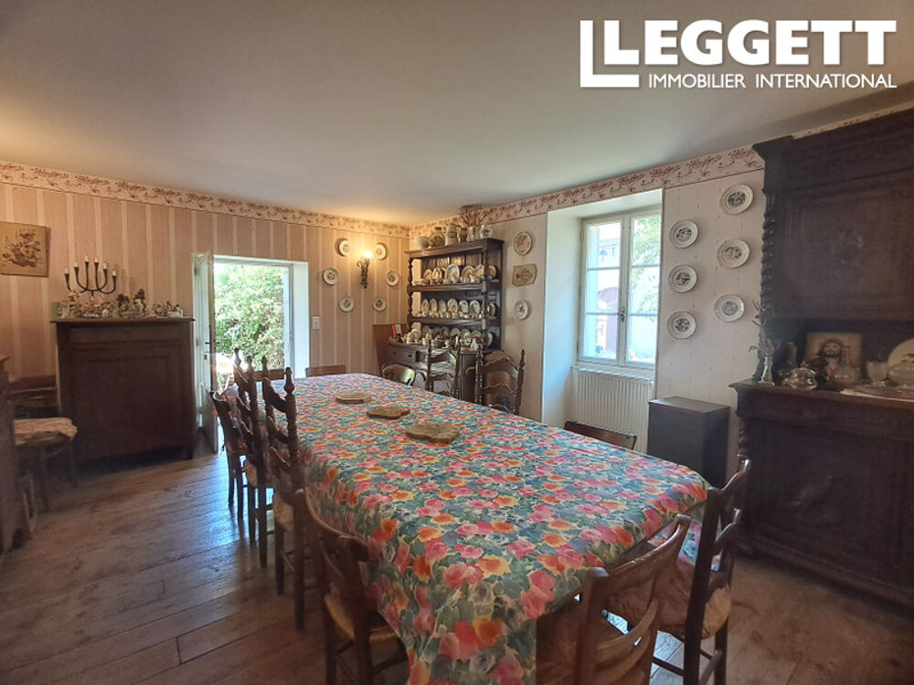 Maison de caractère au c?ur du village avec jardin fleuri et dépendances