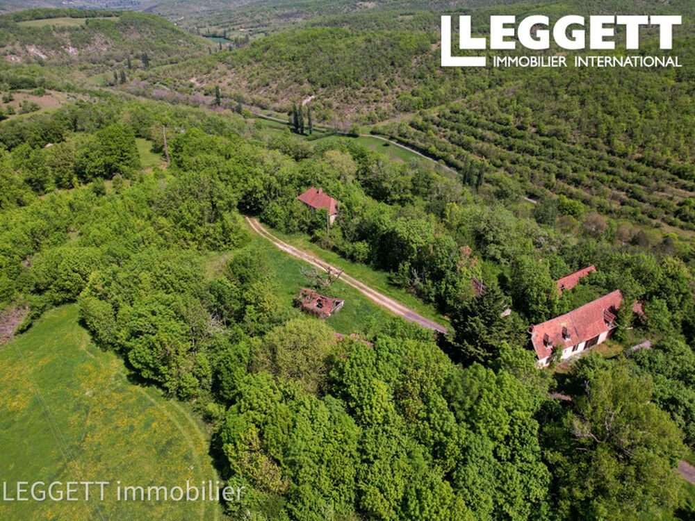 Hameau à réhabiliter avec maison, diverses granges et dépendances, prairies et bois