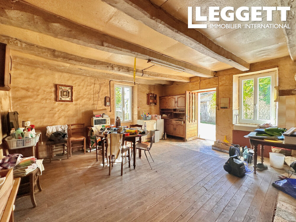 2 petites maisons à rénover avec dépendances et joli terrain, dans un petit hameau bucolique à 5mn de Chalais