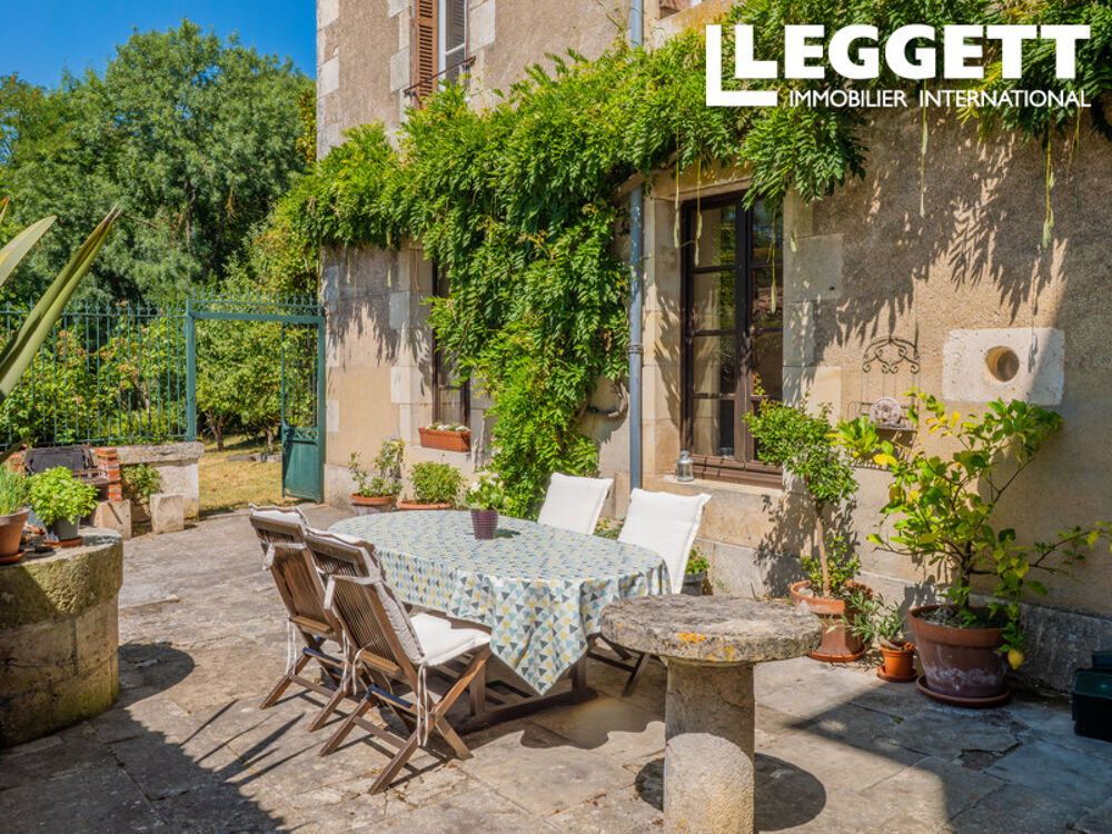 Vente Maison Impressionnante maison de caractère rénovée de 18c avec 6 chambres, maison d'amis, jardins et plus dans le cen Charroux