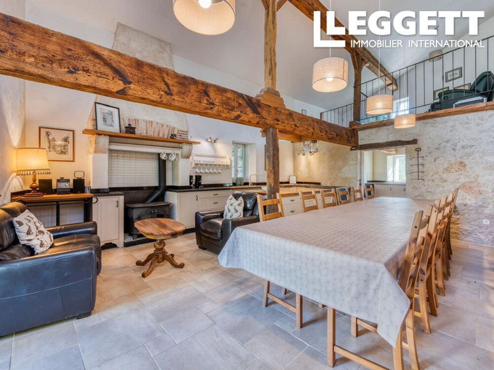 Vente Maison Exceptionnelle propriété rénovée avec 3 maisons séparées, un total de 12 chambres, 8 salles de bains et un lac Saint-mÉard-de-gurÇon