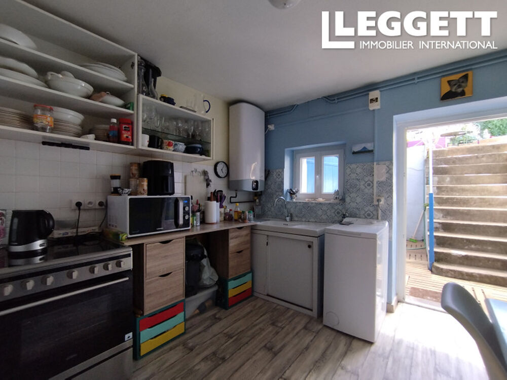 Maison de deux chambres avec salon, cuisine-salle à manger, salle d'eau, jardin privé et garage dans un villag