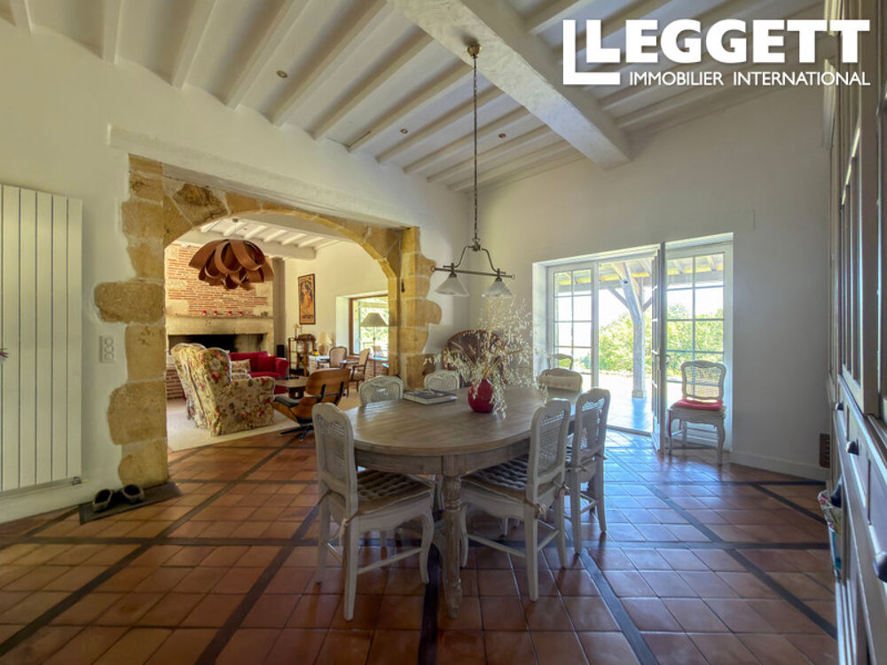 Maison au style raffiné offrant une vue imprenable, avec des gîtes et une piscine à débordement
