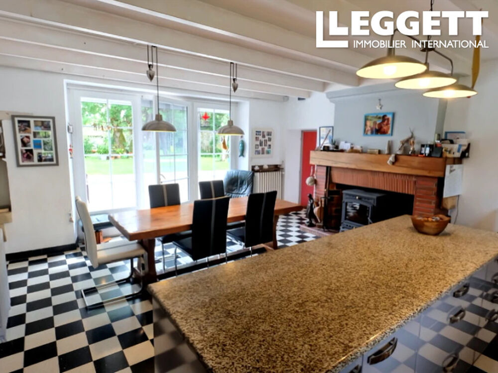 Vente Maison Située à quelques minutes au sud de Saint-Jean-d'Angély, cette propriété familiale spacieuse et private Saint-hilaire-de-villefranche