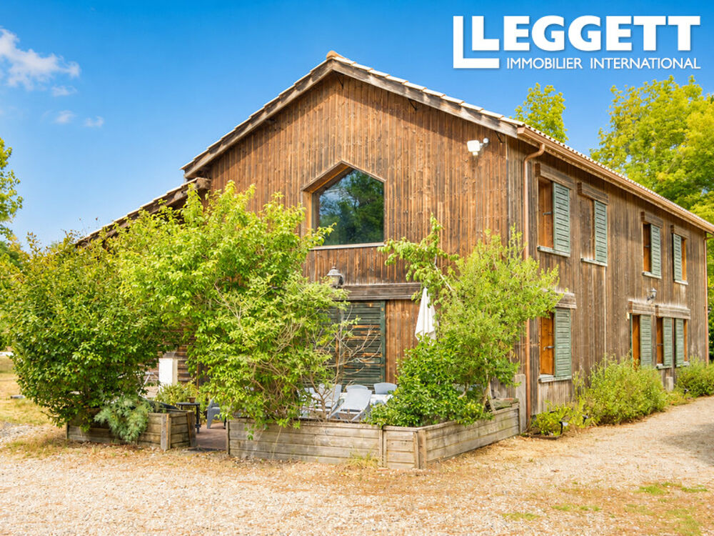 Maison en pierre avec deux chambres d'hôte et trois gîtes en activité. Jardin autour avec piscine.