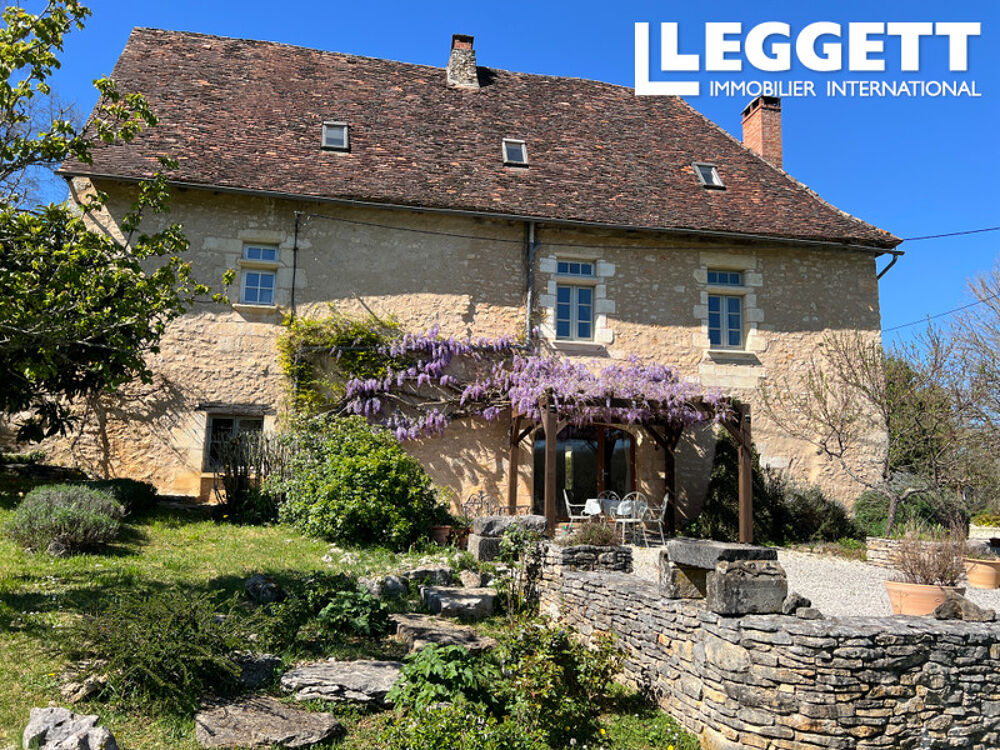 Maison médiévale avec deux gîtes, une grange, une piscine et 5,6 hectares. Situation isolée - Périgord Vert