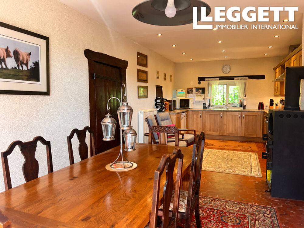 Cadre magnifique pour cette propriété de campagne en pierre très privée, totalement modernisée, avec de belles