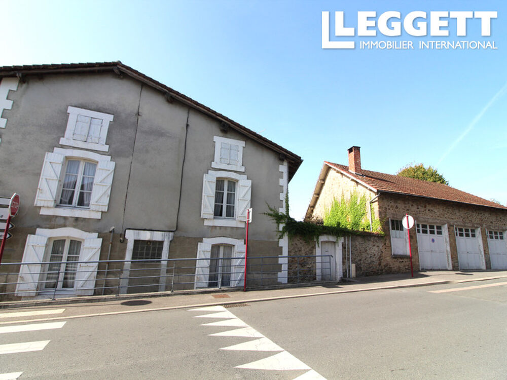 Vente Maison Maison de ville à moderniser entièrement. Garage. Cour. Au centre de Rochechouart. Rochechouart